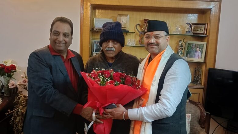 सौरभ थपलियाल ने आज शहर में भ्रमण कर  शहर के प्रबुद्ध जनों और पार्टी के वरिष्ठ नेताओं से शिष्टाचार भेंट कर आगामी निकाय चुनाव हेतु आशीर्वाद लिया