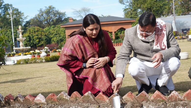 किसानों को परंपरागत खेती के साथ-साथ पुष्प उत्पादन की व्यावसायिक खेती के लिए प्रोत्साहित किया जा रहा है