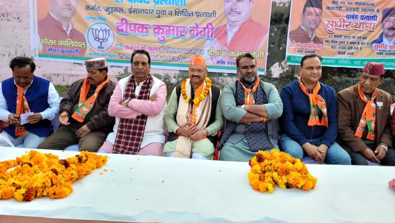 महानगर के अध्यक्ष सिद्धार्थ उमेश अग्रवाल ने कहा चुनाव के इस रणभूमि में विजय की ओर बढ़ रहे हैं