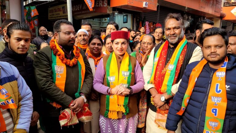 भारतीय जनता पार्टी महानगर के अध्यक्ष सिद्धार्थ उमेश अग्रवाल ने वार्ड 26 झंडा बाजार वह वार्ड 27 धाम वाला प्रत्याशी वैभव अग्रवाल प्रियंका आनंद के साथ घर-घर जाकर वोट की अपील की