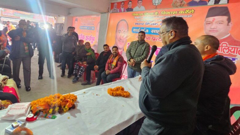 मसूरी विधानसभा क्षेत्र के अंतर्गत नगर निगम क्षेत्र के वार्ड 09 सालावाला से भाजपा प्रत्याशी भूपेंद्र कठेत के चुनाव कार्यालय का उद्घाटन करते कैबिनेट मंत्री गणेश जोशी
