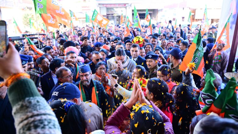 बड़ी संख्या में मातृशक्ति, बुजुर्गों और युवाओं ने सीएम धामी का फूल-मालाओं से स्वागत किया
