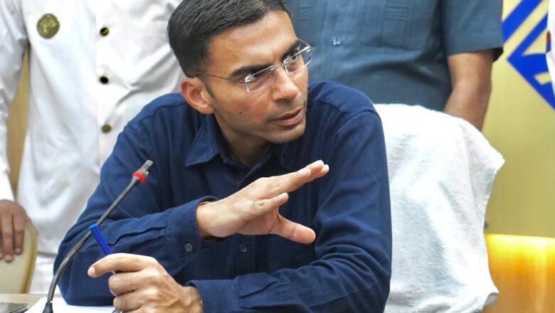 डीएम: अपने अभिनव पहल उत्कर्ष प्रोजेक्ट के तहत आधुनिक शिक्षा प्रणाली के उपकरण से लैस कर रहे हैं दूरस्थ क्षेत्र के सरकारी विद्यालय को।