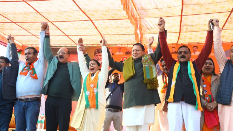 मुख्यमंत्री धामी ने कांग्रेस की नीतियों पर सवाल उठाते हुए कहा कि यह पार्टी सिर्फ वोट हासिल करने के लिए झूठ बोलती है और राष्ट्रहित के मामलों पर कभी सच्चाई से काम नहीं करती