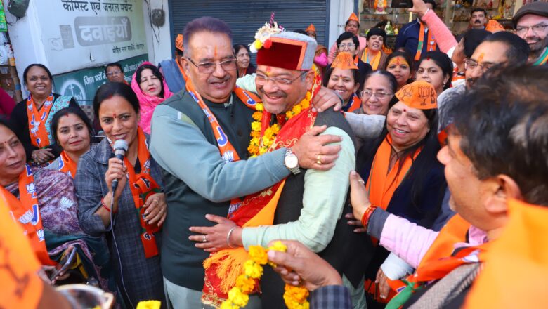 आगामी निकाय चुनावों के दृष्टिगत मैराथन जनसभाएं कर भाजपा के पक्ष में मतदान की अपील करते कैबिनेट मंत्री गणेश जोशी