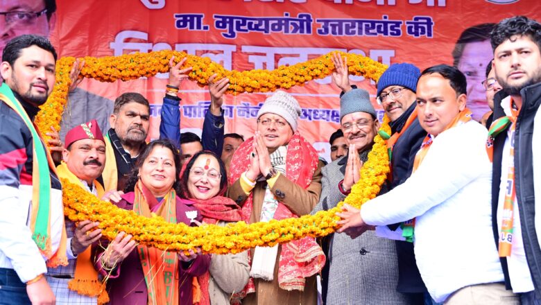 कांग्रेस की राजनीति हमेशा तुष्टिकरण की रही है। अपने वोट बैंक की खातिर कांग्रेस उन लोगों का समर्थन करती है जो कश्मीर में फिर से धारा 370 को लागू करना चाहते हैं