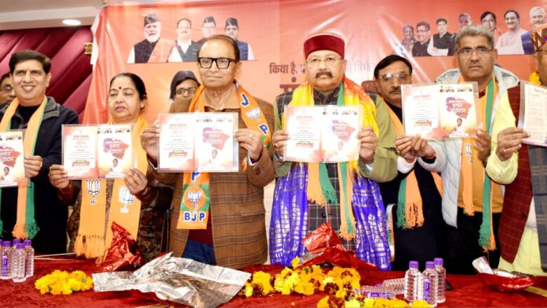 भाजपा कार्यकर्ताओं और स्थानीय जनता का आह्वान करते हुए कहा कि प्रधानमंत्री नरेन्द्र मोदी के मार्गदर्शन और मुख्यमंत्री पुष्कर सिंह धामी के नेतृत्व में उत्तराखंड में लगातार विकास की गंगा बह रही है।