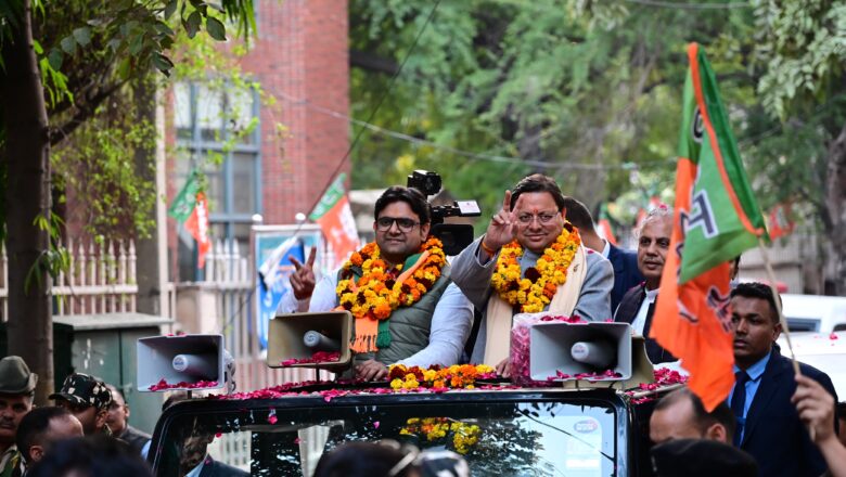 मुख्यमंत्री धामी विधानसभा क्षेत्र दिल्ली कैंट से भाजपा प्रत्याशी भुवन तंवर के पक्ष में आयोजित रोड शो में सम्मिलित हुए