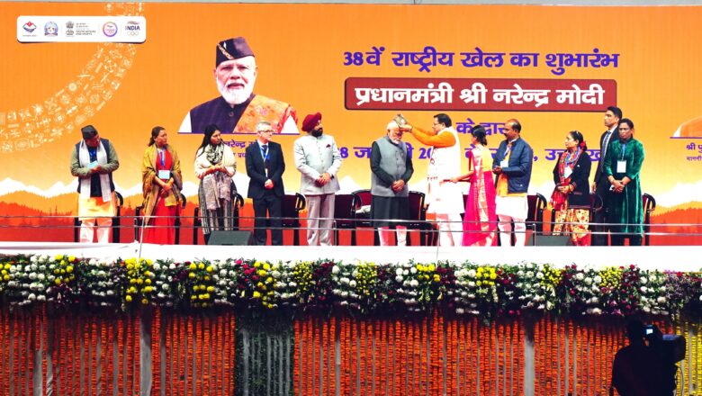 मुख्यमंत्री पुष्कर सिंह धामी ने प्रधानमंत्री को उत्तराखंड की प्रचलित टोपी पहनाई।