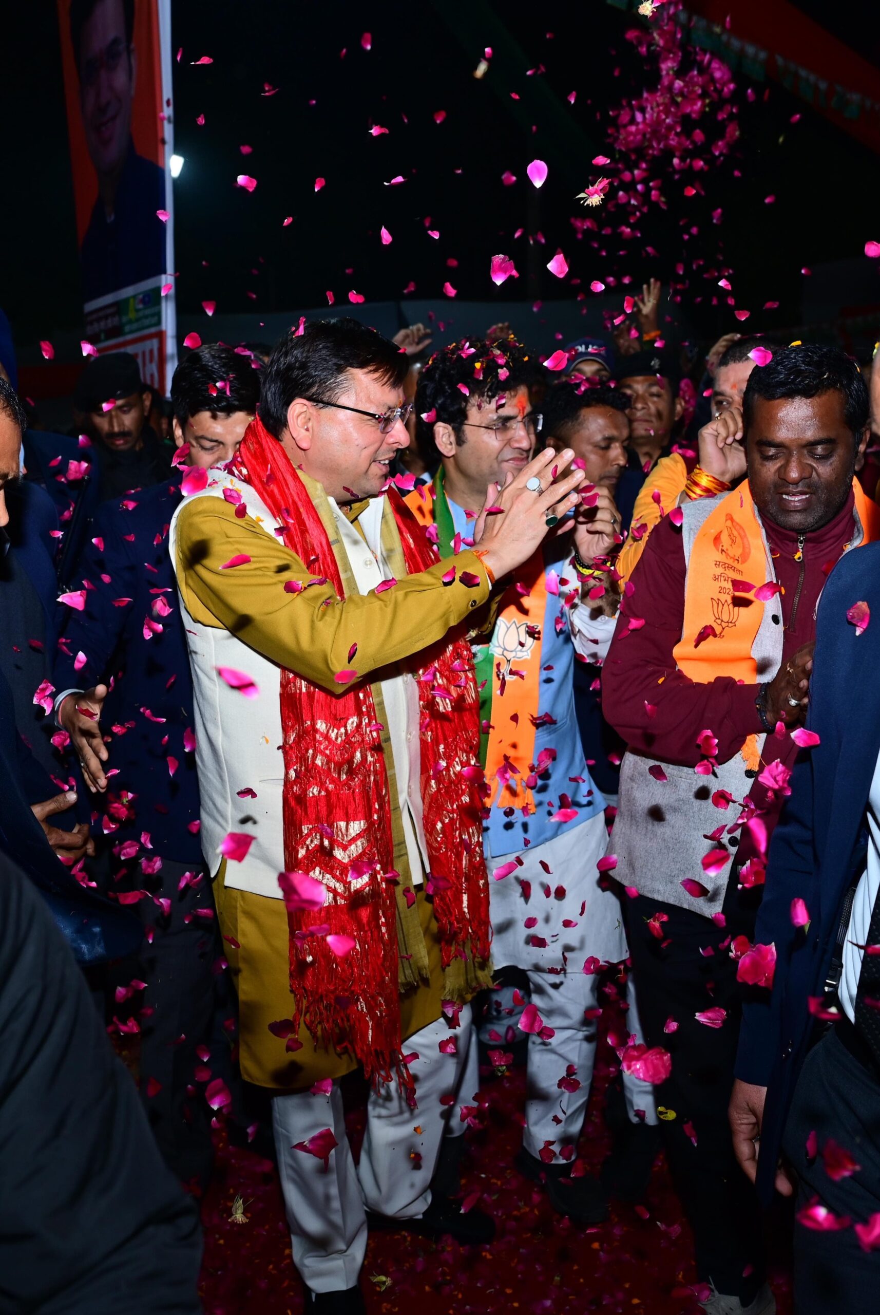 मुख्यमंत्री धामी ने दिल्ली के विभिन्न क्षेत्रों में भाजपा के लिए समर्थन जुटाया, पार्टी की नीतियों और नरेंद्र मोदी के नेतृत्व में भाजपा सरकार की महत्वाकांक्षी योजनाओं को जनता के सामने भी रखा।