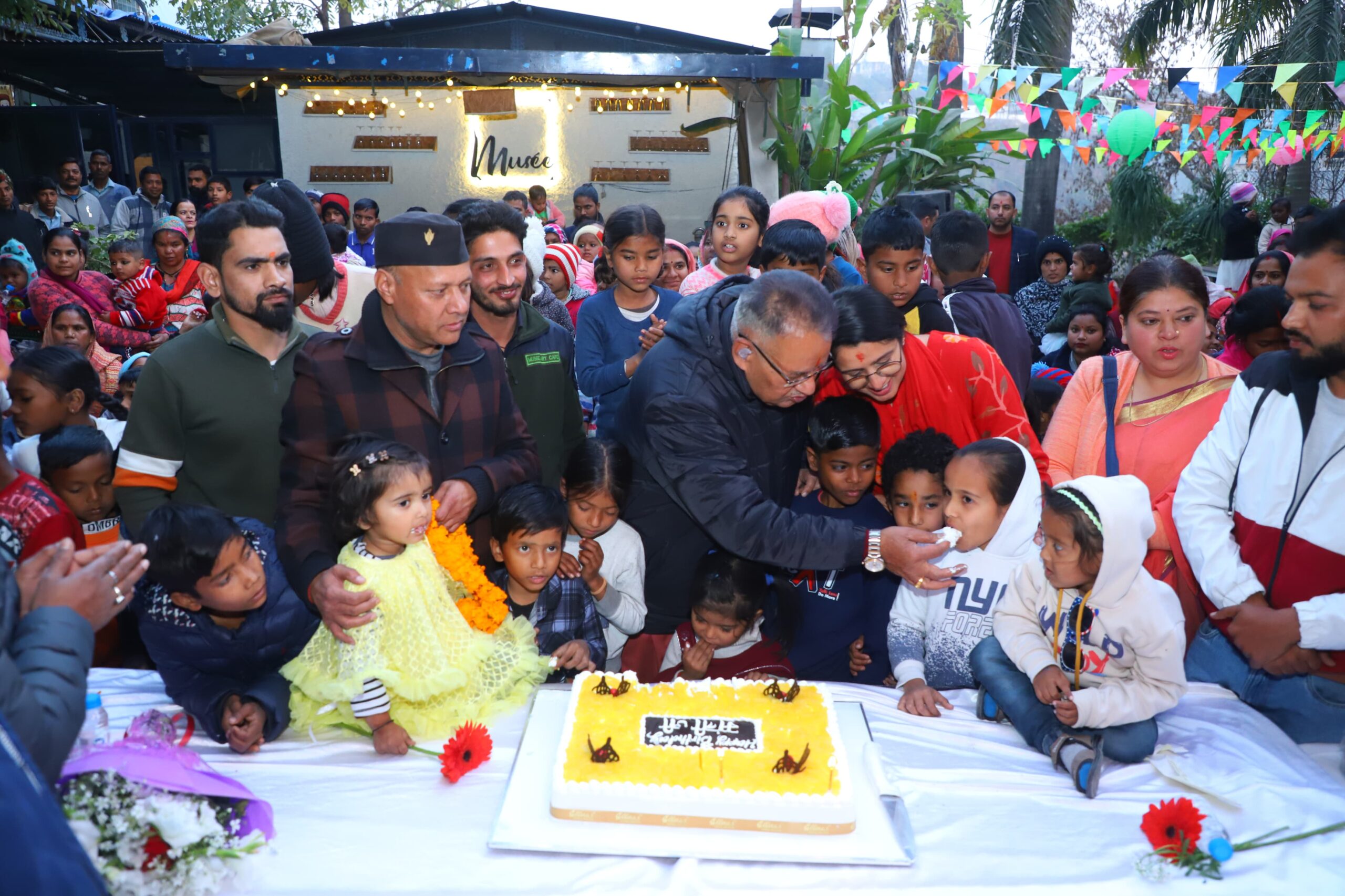 कैबिनेट मंत्री गणेश जोशी के जन्मदिवस के उपलक्ष्य में पथरिया पीर, बारीघाट और काठबंगला में बच्चों के साथ केक कटिंग सेरामनी हुई और बच्चों ने बहुत आनन्द के साथ हैप्पी बर्थडे मंत्री जी बोलते हुए मिष्ठान ग्रहण किया।