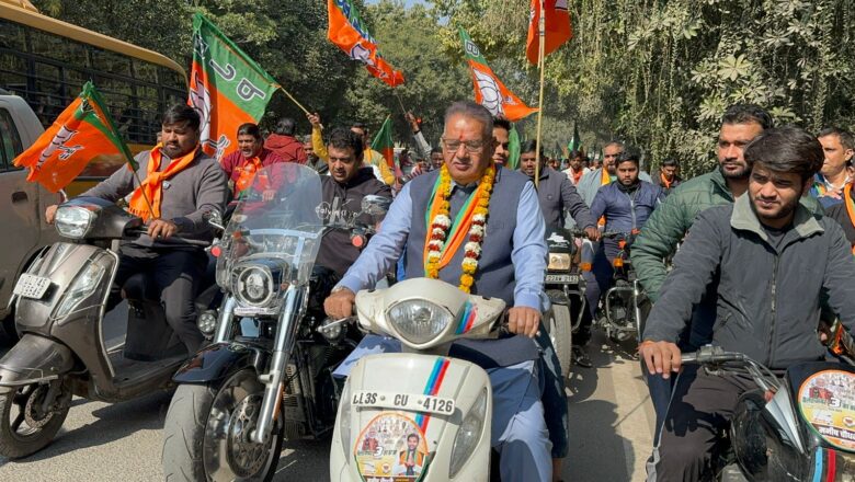 रैली में मंत्री गणेश जोशी का एक अनोखा अंदाज भी देखने को मिला, जब उन्होंने खुद दोपहिया वाहन चलाकर भाजपा प्रत्याशी मनीष चौधरी के लिए प्रचार किया