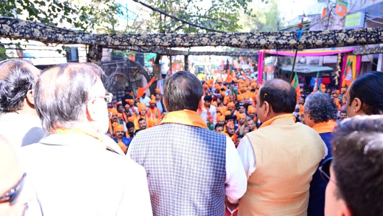 मुख्यमंत्री धामी ने दिल्ली विधानसभा चुनाव प्रचार के दौरान क़रोलबाग विधानसभा से भाजपा प्रत्याशी दुष्यंत गौतम  के पक्ष में आयोजित रोड शो  भाग लिया