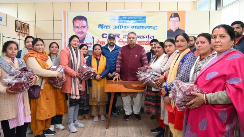 मंत्री गणेश जोशी ने मसूरी विधानसभा क्षेत्र के अंतर्गत रायपुर ब्लॉक के 35 से अधिक आंगनवाड़ी केंद्रों को भी स्वेटर वितरित किए