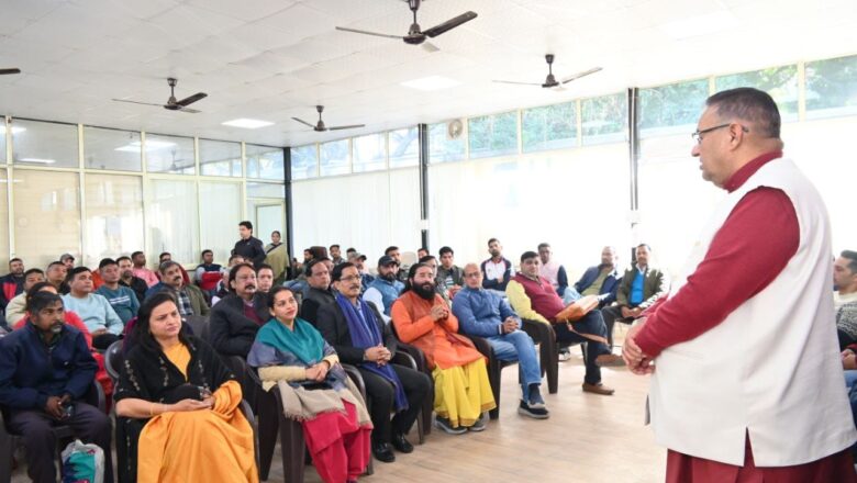 कैबिनेट मंत्री गणेश जोशी ने कहा कि प्रधानमंत्री नरेंद्र मोदी के नेतृत्व में केंद्र सरकार समाज के अंतिम व्यक्ति तक विकास पहुंचाने के लिए निरंतर प्रयास कर रही है।