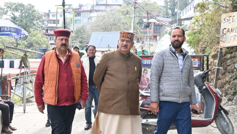 मंत्री ने संबंधित अधिकारियों को निर्देश दिए कि निर्माण कार्य को शीघ्र पूर्ण किया जाए और गुणवत्ता से कोई समझौता न किया जाए।