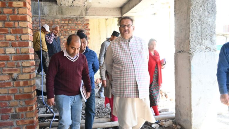 देहरादूून के गढ़ी कैंट स्थित गोर्खाली सुधार सभा में निर्माणाधीन कार्यों का निरीक्षण करते कैबिनेट मंत्री गणेश जोशी
