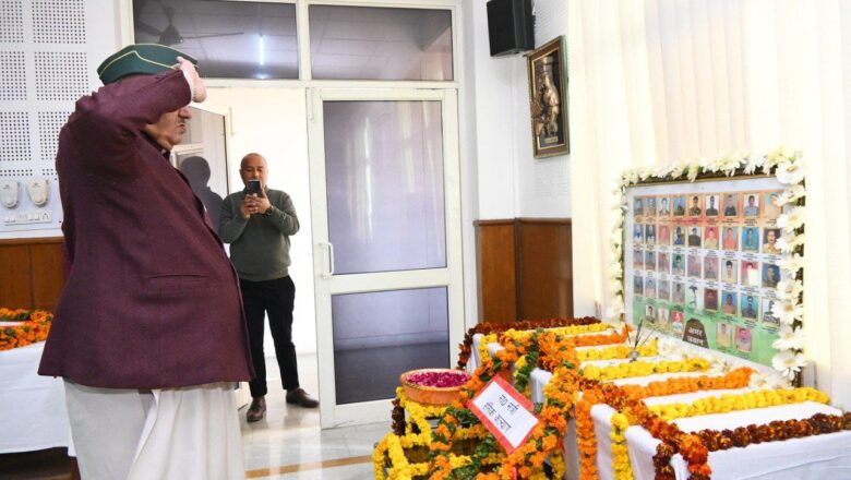 पुलवामा हमले की छठवीं बरसी पर श्रद्धांजलि सभा में वीर शहीदों को श्रद्धासुमन अर्पित करते सैनिक कल्याण मंत्री गणेश जोशी