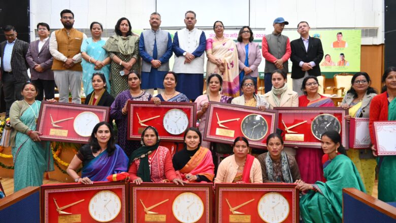 महिला किसान जैविक खेती, आधुनिक तकनीकों और नवाचार को अपनाकर उत्तराखंड की खेती को नई दिशा दे रही हैं : जोशी