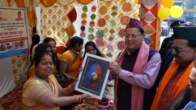 मुख्यमंत्री ने किया रोड शो में प्रतिभाग, लोगों ने फूल वर्षा व पुष्प मालाओं से किया स्वागत