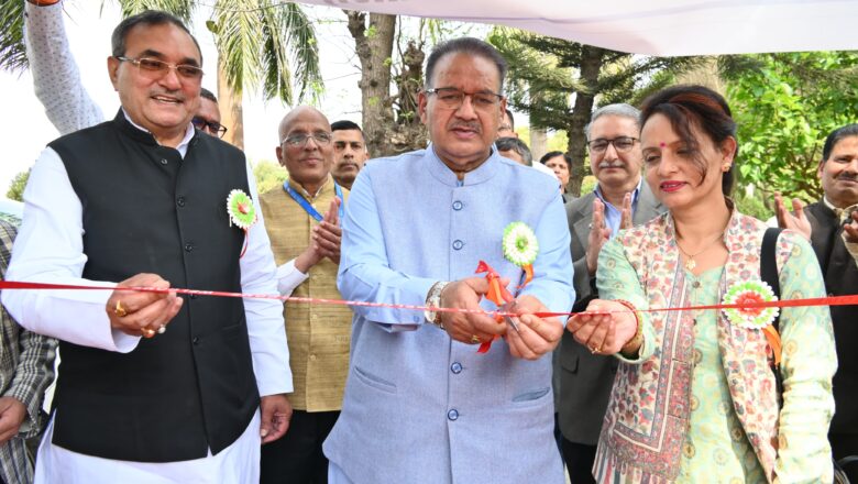 क्षेत्रीय रेशम उत्पादन अनुसंधान केंद्र, देहरादून एवं भीमताल-नैनीताल के संयुक्त तत्वावधान में आयोजित एक दिवसीय रेशम कृषि मेले का शुभारंभ करते कृषि मंत्री गणेश जोशी
