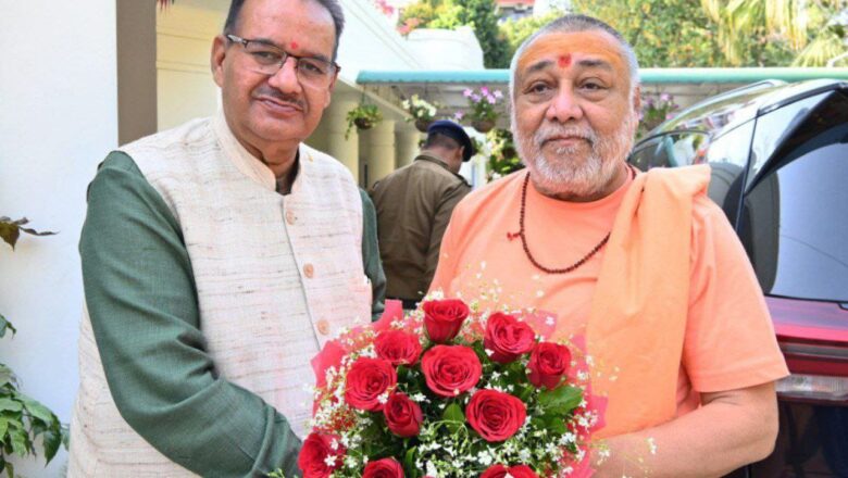 कैबिनेट मंत्री गणेश जोशी ने जगतगुरु शंकराचार्य स्वामी राजराजेश्वराश्रम महाराज को होली की शुभकामनाएं भी दीं