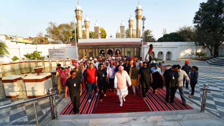 दर्शनी गेट व श्री दरबार साहिब परिसर में श्री दरबार साहिब के सज्जादानशीन श्रीमहंत देवेन्द्र दास जी महाराज की अगुवाई में पुष्प वर्षा के बीच संगत का जोरदार स्वागत हुआ।