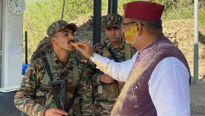 सैनिक कल्याण मंत्री गणेश जोशी ने गढ़ी कैंट में सेना के जवानों के साथ होली मनाई