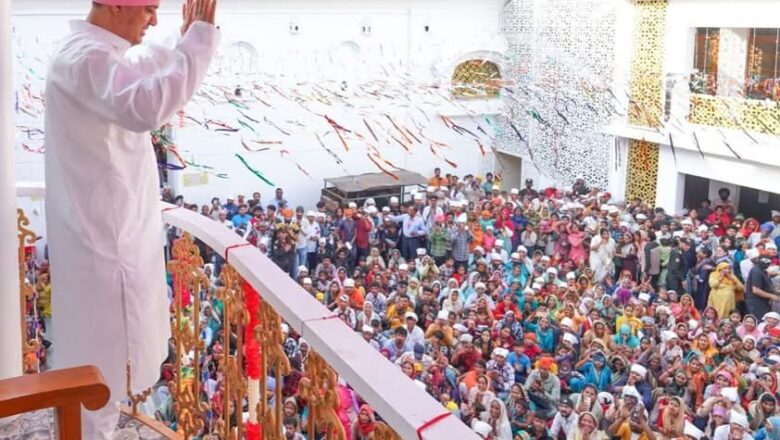 शनिवार को नियमित दैनिक पूजा अर्चना के बाद श्री दरबार साहिब के सज्जादानशीन  श्रीमहंत देवेंद्र दास जी महाराज ने संगतों को दर्शन दिए।