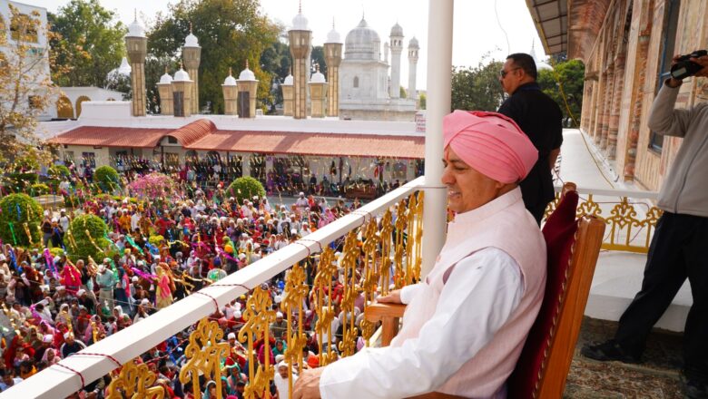 बड़ी भारी संख्या में संगतें एवम् श्रद्धालुओ ने  श्री दरबार साहिब एवम् श्री झण्डे जी पर माथा टेका और मनौतियां मांगी।