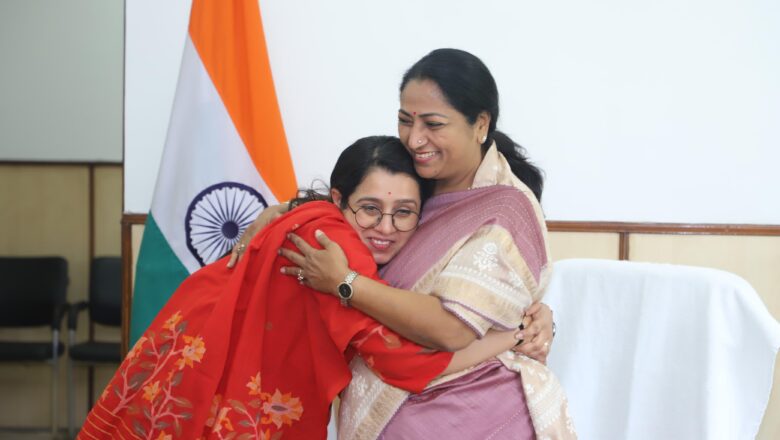 दिल्ली की नवनियुक्त मुख्यमंत्री रेखा गुप्ता से शिष्टाचार भेंट करती नेहा जोशी
