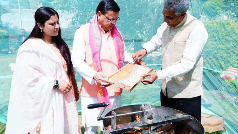 पहाड़ी क्षेत्रों में औषधीय गुणों वाला शहद तैयार करने के लिए लोगों प्रशिक्षण दिया जाए : धामी