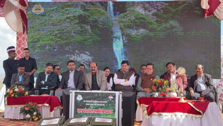 सम्मेलन में वन पंचायतों को उपलब्ध कराई गई फायर किट, उत्कृष्ट कार्य करने पर 10 वन पंचायतों को किया सम्मानित