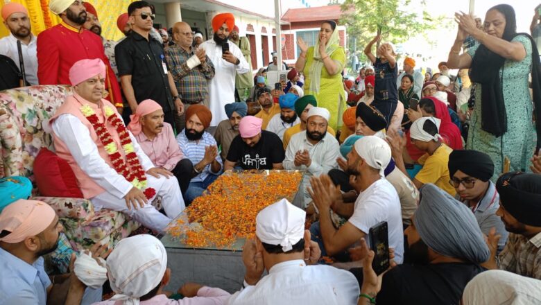 भजन कीर्तन के बीच श्रद्धालुओं को श्री दरबार साहिब के सज्जादे गद्दी नशीन श्रीमहंत देवेन्द्र दास जी महाराज ने आशीर्वाद दिया।
