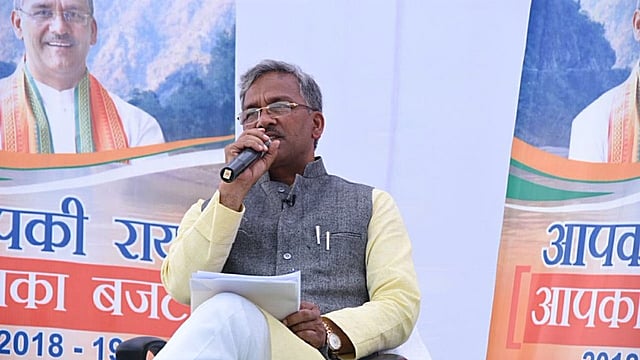 पूर्व मुख्यमंत्री त्रिवेंद्र सिंह रावत आजकल  अपनी  पार्टी की सरकार पर हमलावर हैं। पर साल 17 ,18 19 मे पीछे जाकर उनकी सरकार के पन्ने पलटे जाएं तो खुद उनकी सरकार पर अवैध खनन के गंभीर आरोप लगे हैं