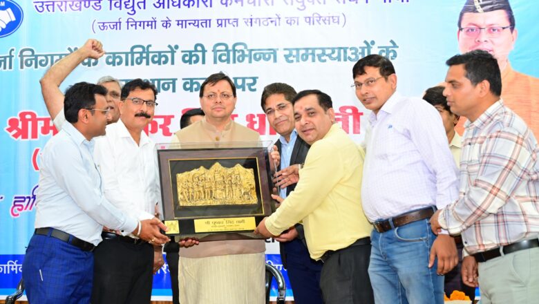 मुख्यमंत्री ने कहा कि देहरादून शहर की बिजली लाइनें भूमिगत की जा रही हैं।