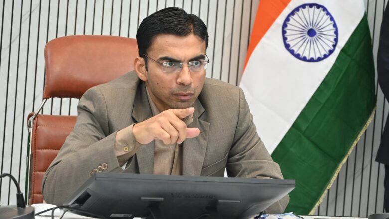 प्रत्येक बूथ में आयोजित पौधारोपण कार्यक्रम में उस बूथ के 30 प्रतिशत नए मतदाता, 30 प्रतिशत बुजुर्ग, 30 प्रतिशत महिला और 10 प्रतिशत अन्य मतदाताओं को अनिवार्य रूप से शामिल किया जाए : डीएम