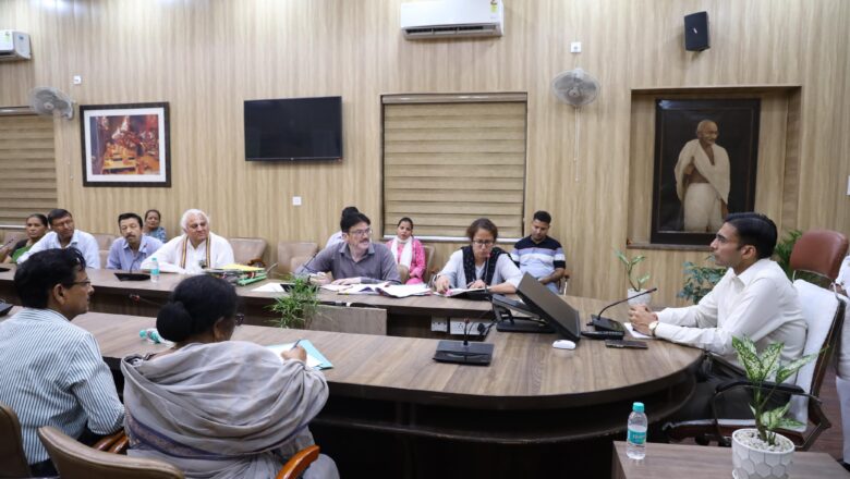डीएम के आमंत्रण पर आंदोलनकारियों संग, सौहार्द माहौल में बैठक 