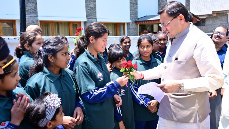 मुख्यमंत्री ने प्लास्टिक मुक्त उत्तराखण्ड की शपथ दिलाई एवं स्कूली बच्चों को कपड़े के बैग प्रदान किये।   