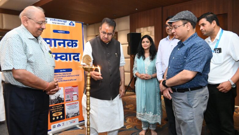 मंत्री गणेश जोशी ने कार्यक्रम का शुभारंभ दीप प्रज्वलन कर किया