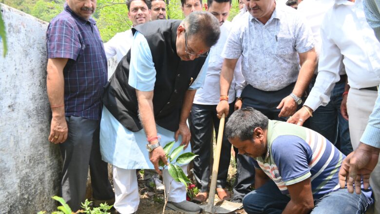 एक पेड़ मां के नाम अभियान के तहत फलदार पौधे का रोपण भी कृषि मंत्री ने किया