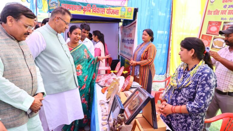 मंत्री गणेश जोशी ने कहा विकसित कृषि संकल्प अभियान के अन्तर्गत 06 हजार से अधिक कृषि वैज्ञानिक कृषक बंघुओं के बीच जाकर उन्हे जागरूक कर रहे है व उन्हे नयी कृषि तकनीकों की जानकारी दे रहे है      