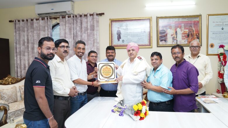 प्रतिनिधिमण्डल सदस्यों ने श्री दरबार साहिब के सज्जादे गद्दी नशीन श्रीमहंत देवेन्द्र दास जी महाराज से लिया आशीर्वाद, शिष्टाचार भेंट की   