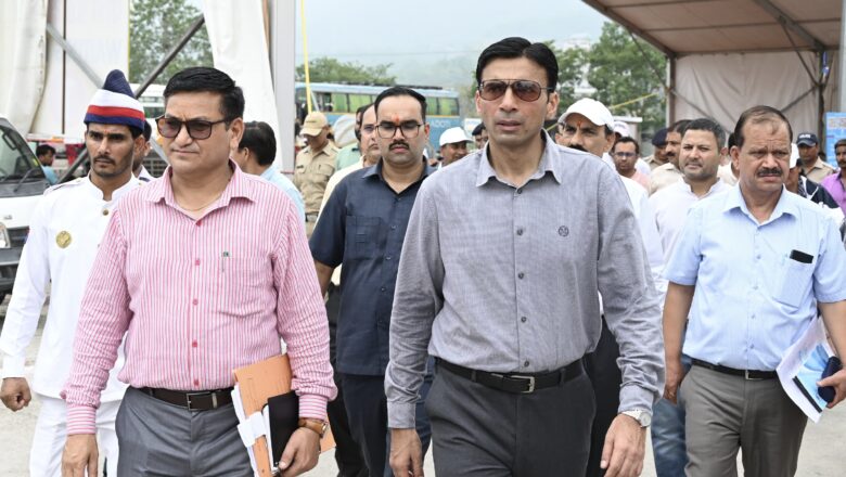 डीएम का ऋषिकेश में चारधाम यात्रा व्यवस्था का निरीक्षण।