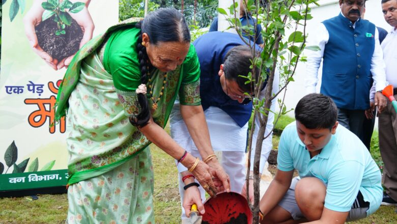 मुख्यमंत्री धामी ने कहा कि “माँ जीवन की पहली गुरु होती हैं और पर्यावरण हमें जीवन देता है माँ और प्रकृति दोनों की सेवा करना हमारा कर्तव्य है   