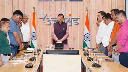 सीएम धामी ने बैठक के दौरान मौन रखकर दी दिवंगत आत्माओं को श्रद्धांजलि