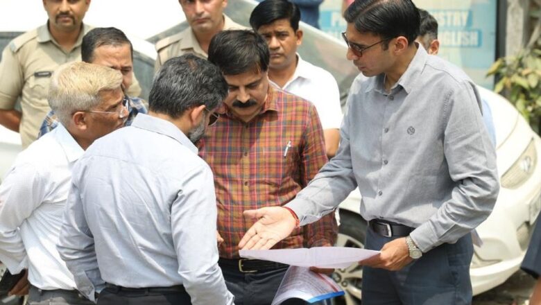 डीएम ने गढ़ी में पक्का भवन आंशित क्षति होने पर प्रभावित अमित कुमार शर्मा को रु.11500, रिखौली में कच्चा भवन आंशिक क्षति पर सविता देवी, अर्पित बिष्ट को 4-4 हजार, योगेश क्षेत्री तथा घंघोड में भक्त बहादुर को उनका पक्का भवन आंशिक क्षतिग्रस्त होने पर 6500 की अहैतुक सहायता चेक प्रदान किया