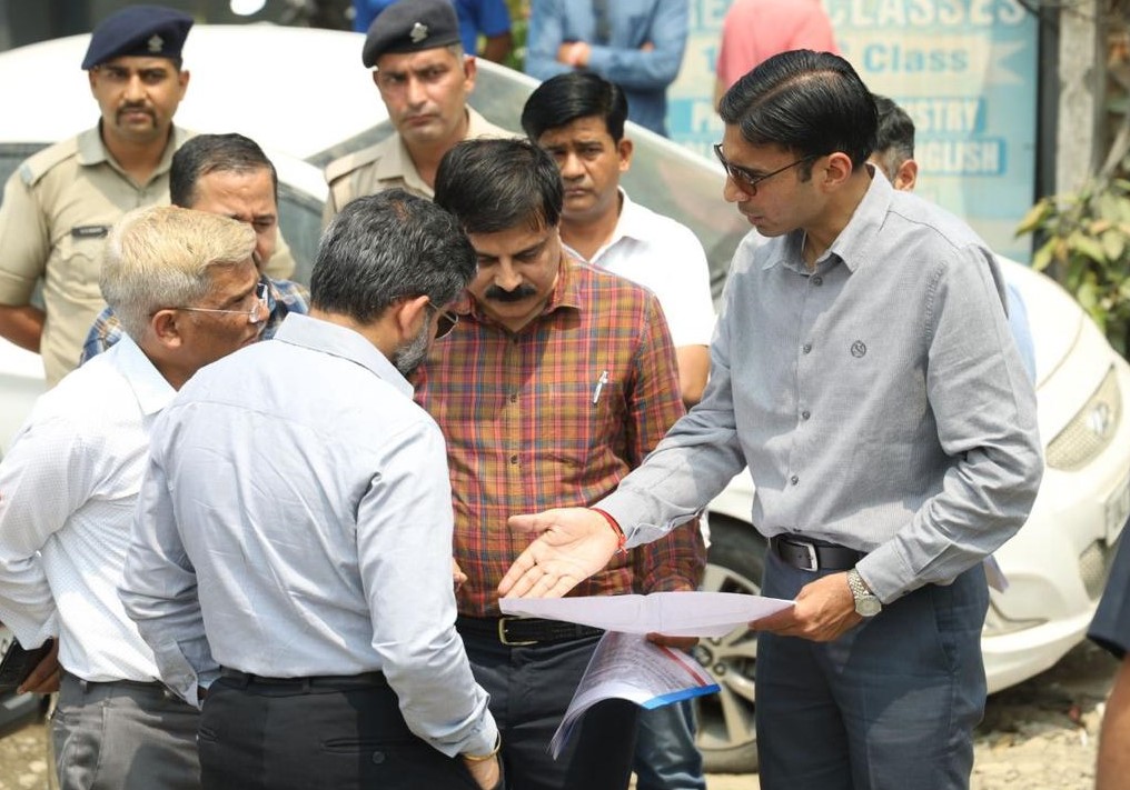 डीएम ने गढ़ी में पक्का भवन आंशित क्षति होने पर प्रभावित अमित कुमार शर्मा को रु.11500, रिखौली में कच्चा भवन आंशिक क्षति पर सविता देवी, अर्पित बिष्ट को 4-4 हजार, योगेश क्षेत्री तथा घंघोड में भक्त बहादुर को उनका पक्का भवन आंशिक क्षतिग्रस्त होने पर 6500 की अहैतुक सहायता चेक प्रदान किया