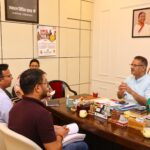 कैबिनेट मंत्री गणेश जोशी ने किशन नगर वार्ड 12 में सीवर और पेयजल एवं सीवरेज संबंधी समस्याओं को प्राथमिकता से लेते हुए अधिकारियों को निर्देश दिए कि इन समस्याओं के समाधान के लिए शीघ्र ही एक ठोस व दीर्घकालिक योजना बनाई जाए   