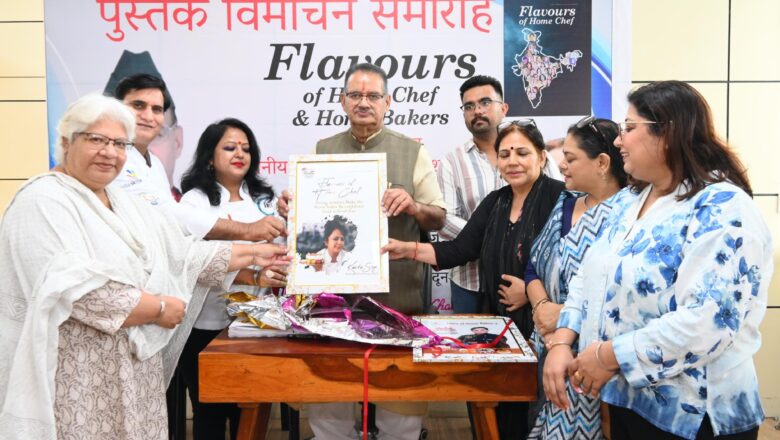 मंत्री गणेश जोशी ने कहा कि स्वयं सहायता समूहों के माध्यम से मातृ शक्ति को आर्थिक रूप से आत्मनिर्भर बनाया जा रहा है और राज्य सरकार इस दिशा में सतत प्रयासरत है